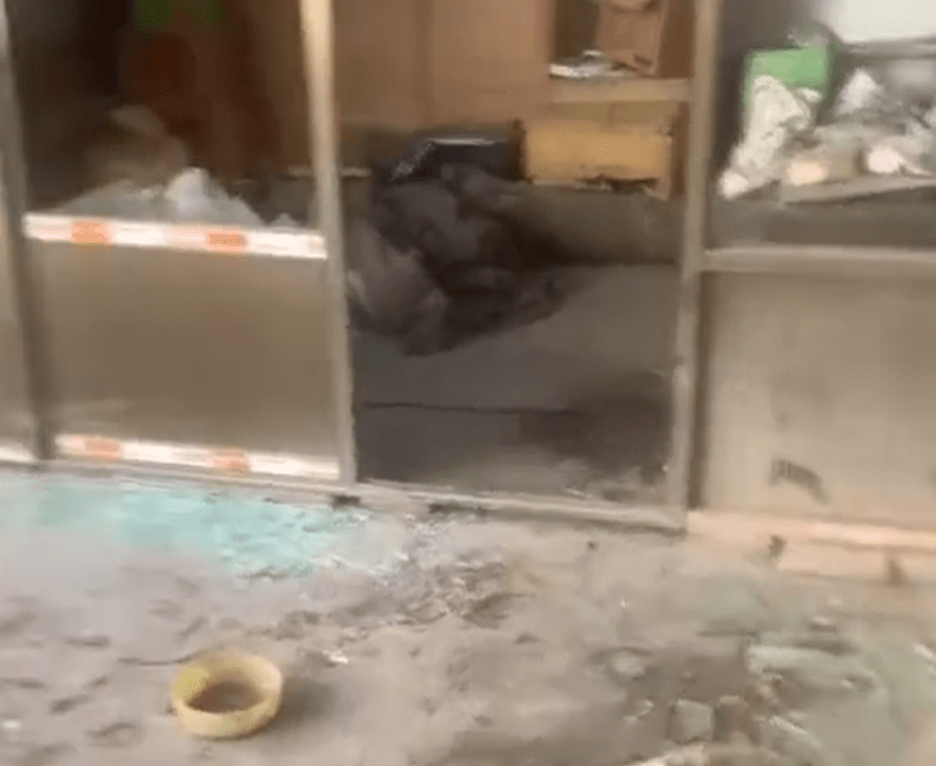 申某家門被郭某家人砸壞。百姓關注