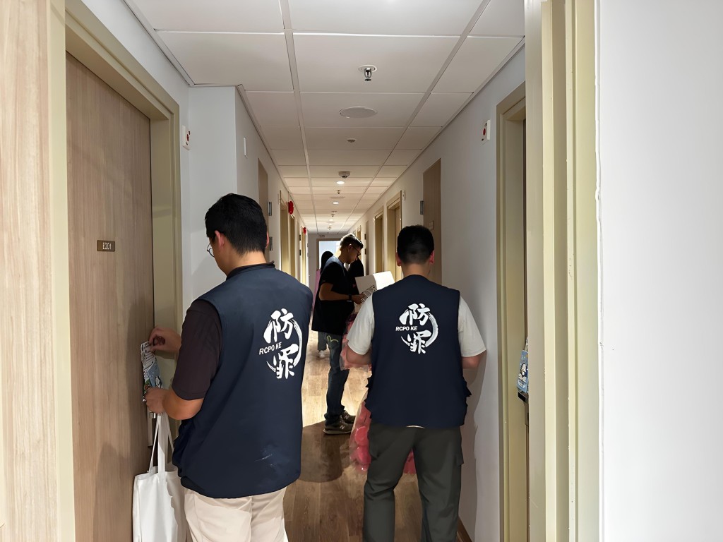 警方東九龍總區防止罪案辦公室人員首次以「洗樓」形式進入科大集賢樓研究生宿舍，逐戶向新抵港宿生講解騙案手法。
