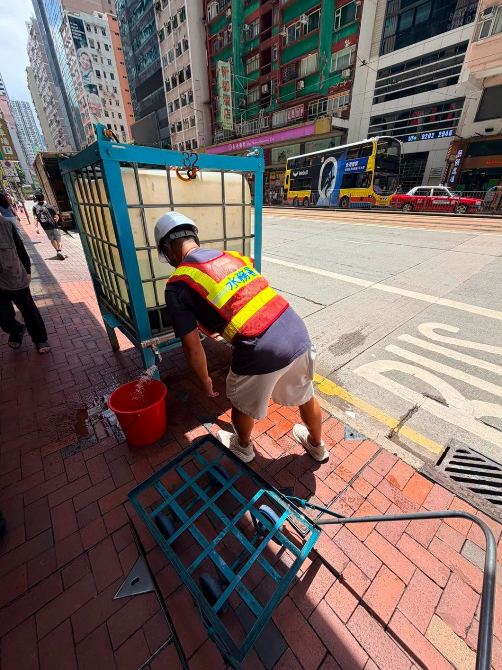 水務署在受影響大廈及商戶附近放置水車及水箱提供臨時食水。fb「滴惜仔」圖片