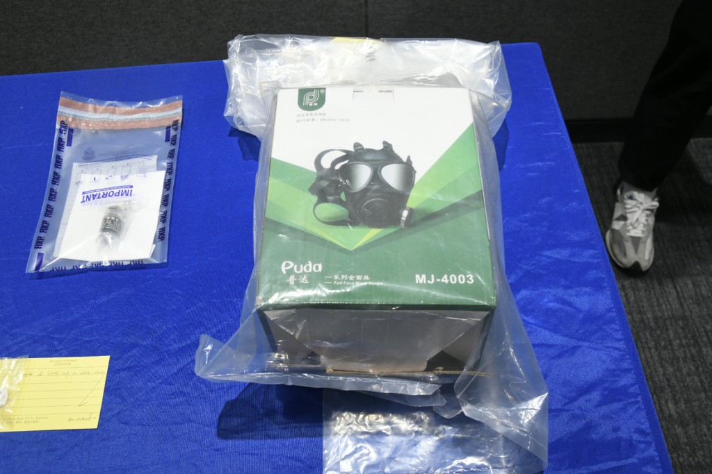 警方展示證物,包括防毒面具。資料圖片 警方展示證物,包括防毒面具。資料圖片
