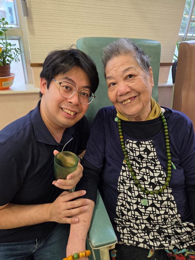 Marco希望放慢腳步，於是便有轉職念頭，他樂於與長者打成一片。