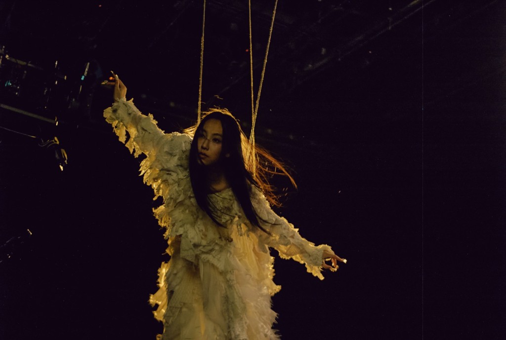 炎明熹拍《风旅》MV险抽筋。