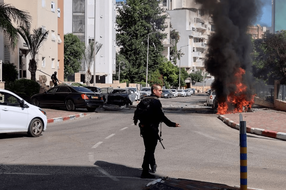 以色列南部阿什凯隆，一名以色列警察部队成员走向火场，火箭从加沙地带发射。 路透社
