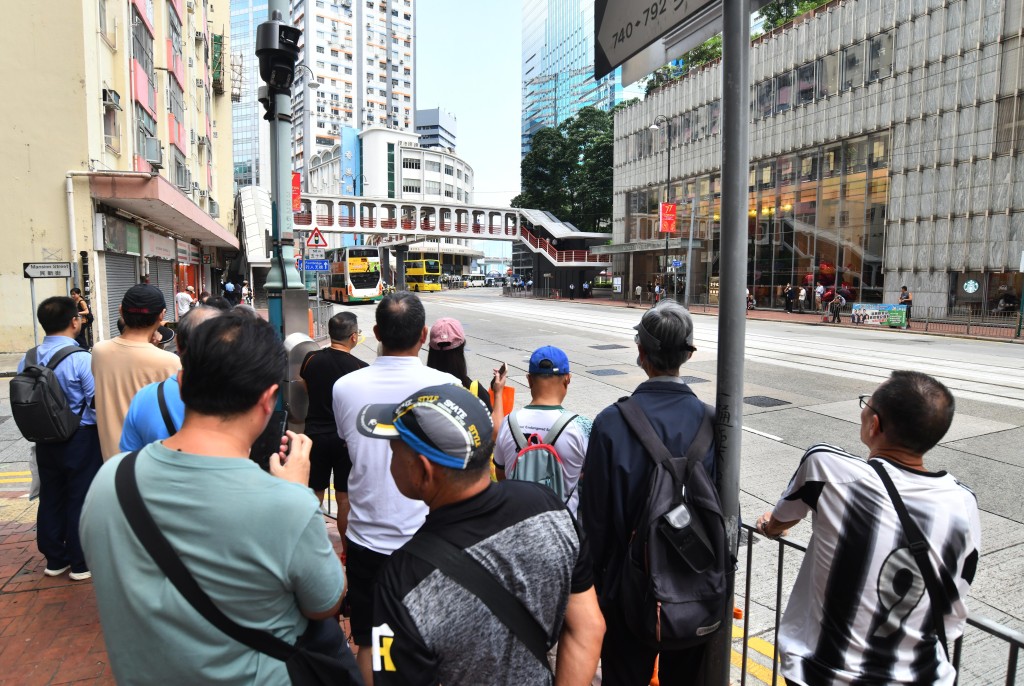 大批市民在附近離遠送別董建華。盧江球攝 大批市民在附近離遠送別董建華。盧江球攝
