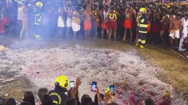 死者凱薩萬(Kesavan,中間橙褲男子)準備過火。 thelallantop.com 死者凱薩萬(Kesavan,中間橙褲男子)準備過火。 thelallantop.com