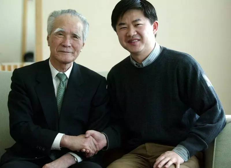 2004年中聯辦副主任孫尚武採訪日本前首相村山富市時的照片。資料圖片 2004年中聯辦副主任孫尚武採訪日本前首相村山富市時的照片。資料圖片