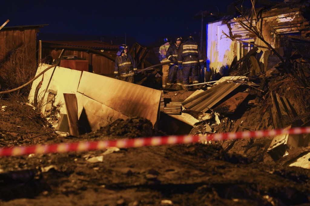 一架战机坠入俄罗斯伊尔库茨克住宅区后，消防员将火扑灭。AP