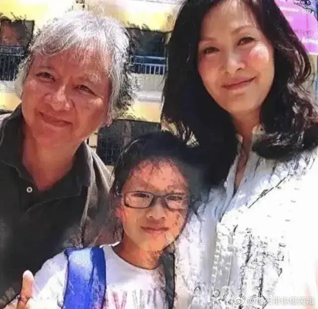 现年62岁的锺家鸿是陈慧珊第二任老公，两人在2006年结婚，其后育有一女。
