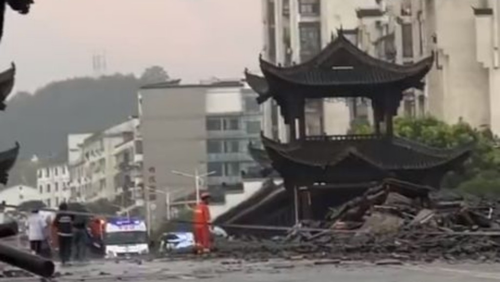 景觀橋橋面兩側連廊中間部分突然倒塌。網圖