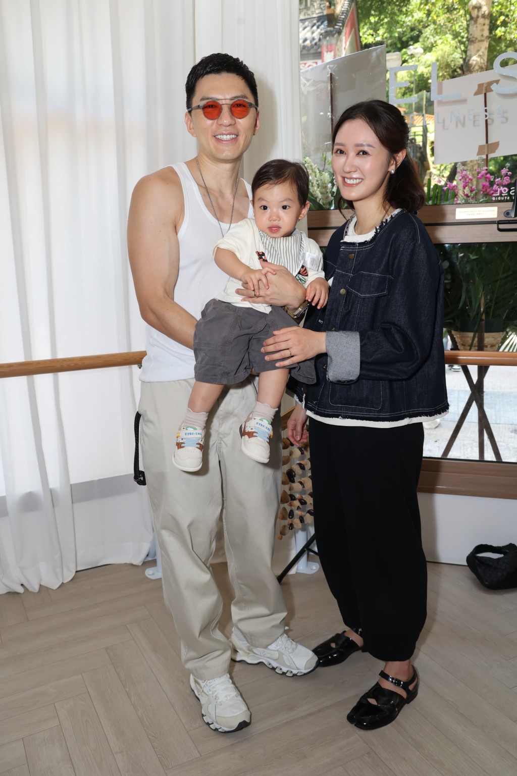 問張寶兒可會少看留言以免影響胎氣？袁偉豪笑說：「最多是我激親她。」