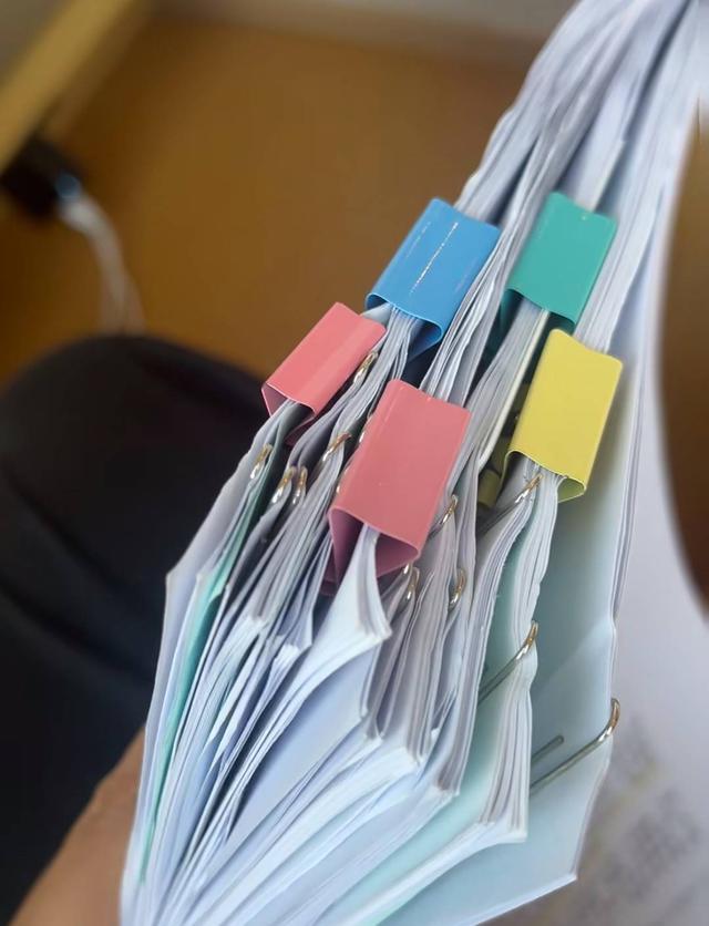 陳時宇為開庭準備的材料。封面新聞 陳時宇為開庭準備的材料。封面新聞
