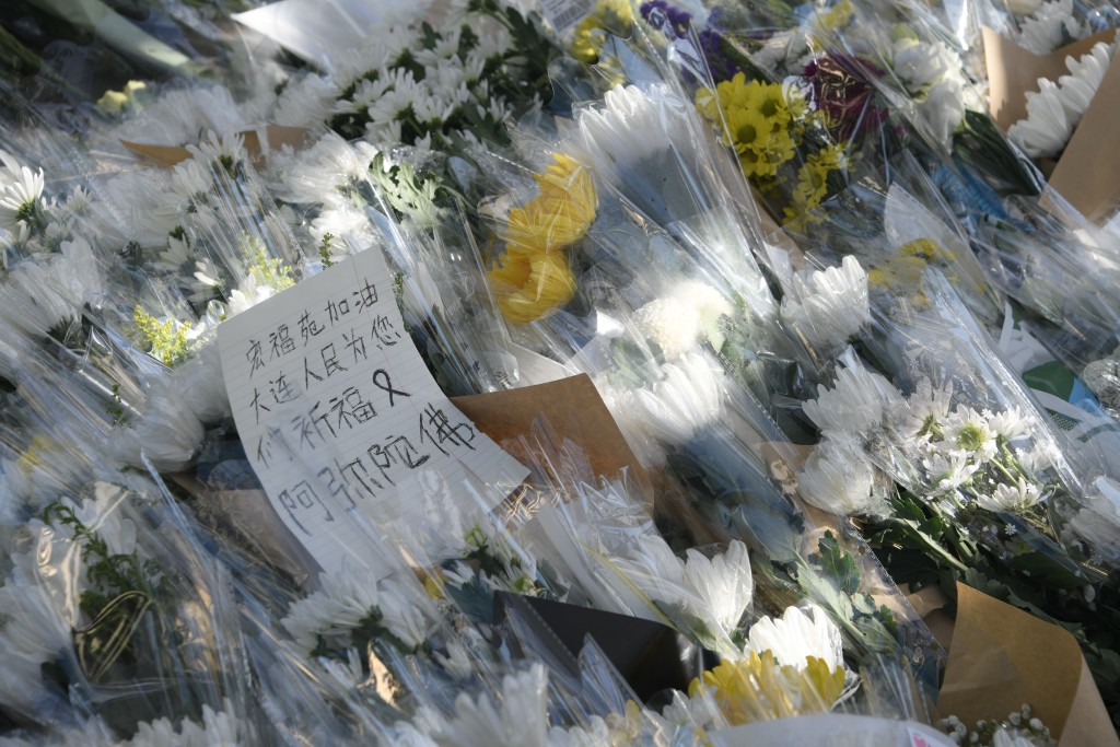 數百名市民今日到場獻花悼念死難者。