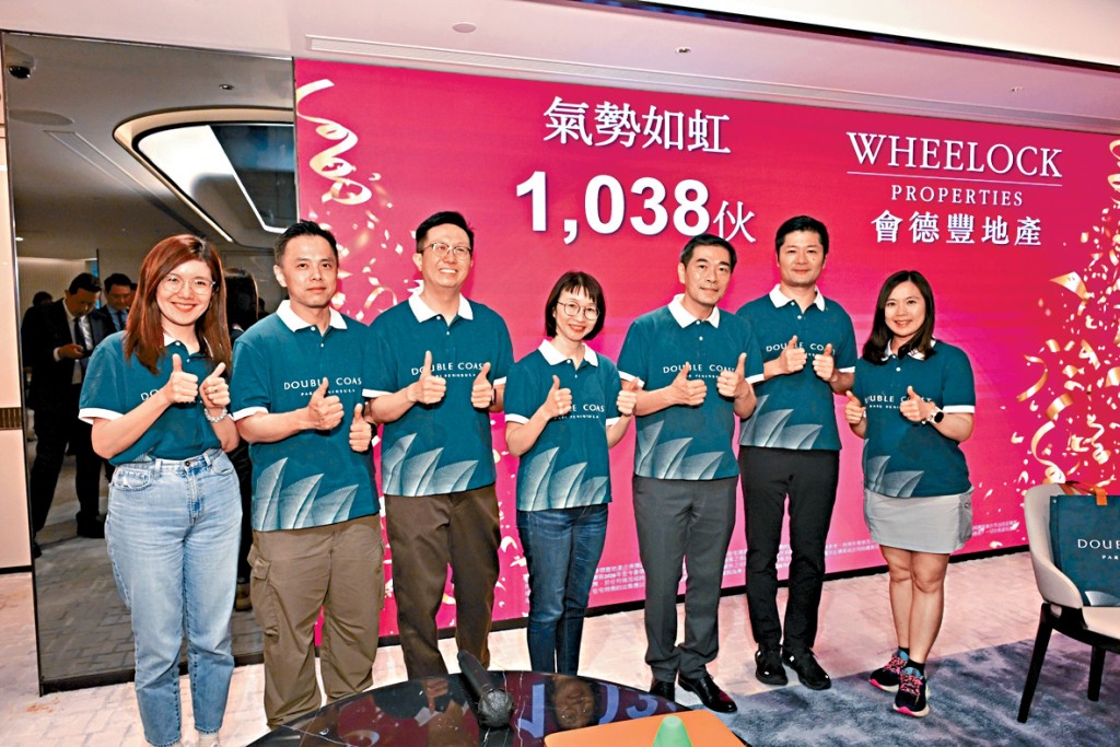 會德豐地產黃光耀（右三）表示，集團今年銷售已突破1000伙。中為余麗珠。