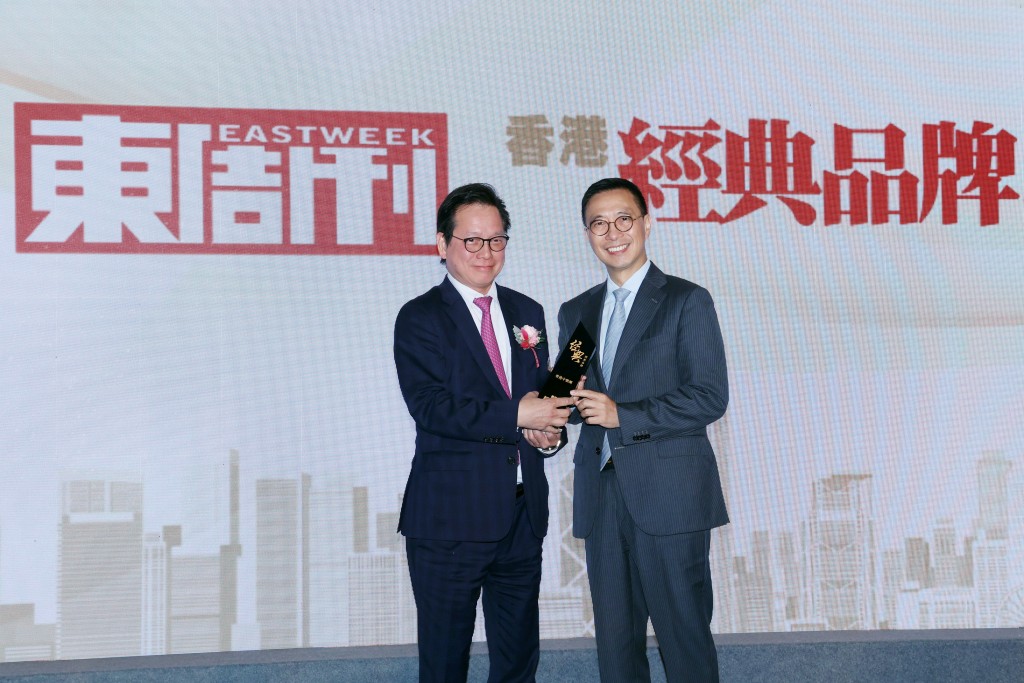 香港中樂團理事會獲頒經典品牌大獎，並由主席陳偉佳（左）領獎。