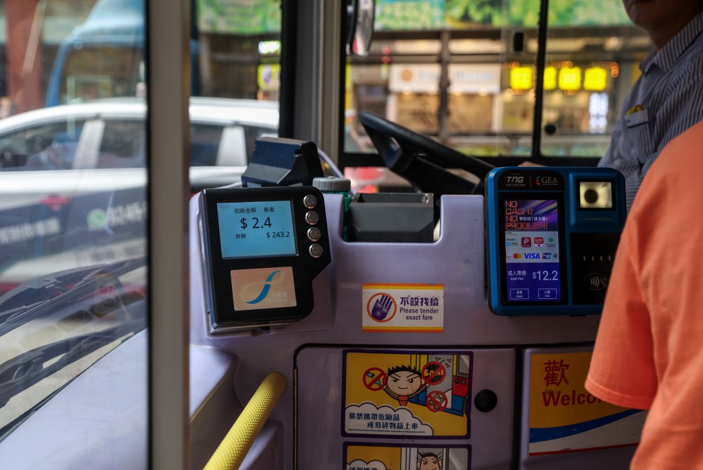 「兩蚊兩折」安排下,10元以下車資繼續收費2元,10元以上則按成人車費兩折計算。資料圖片 「兩蚊兩折」安排下,10元以下車資繼續收費2元,10元以上則按成人車費兩折計算。資料圖片