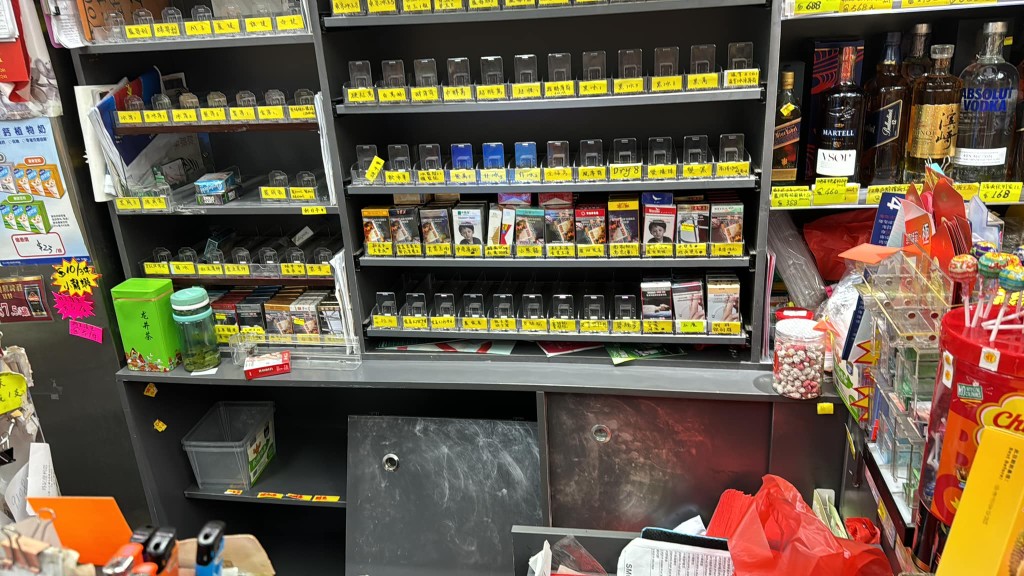 货架上的香烟被人一扫而空。网上图片
