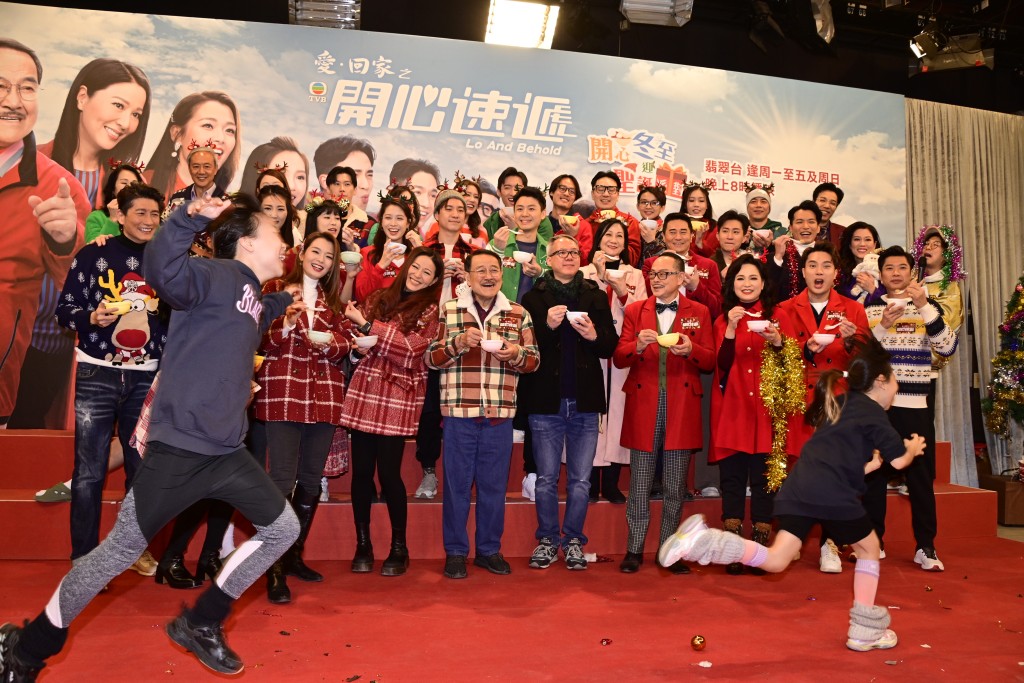 一班演員今日現身電視城，出席TVB處境劇《愛·回家之開心速遞》之「開心冬至迎聖誕派對」活動。