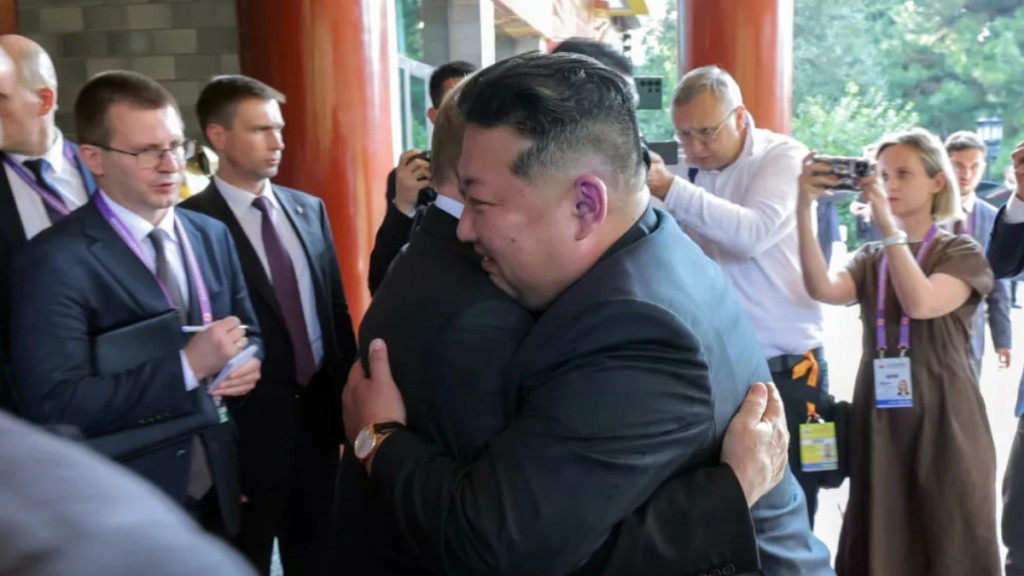 金正恩與普京擁抱。北韓中央電視台 金正恩與普京擁抱。北韓中央電視台