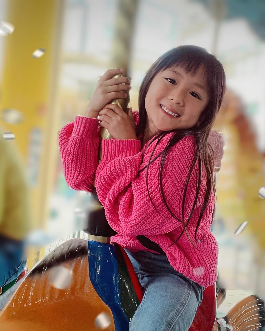 张嘉儿带大女刘在芯去海洋公园玩。