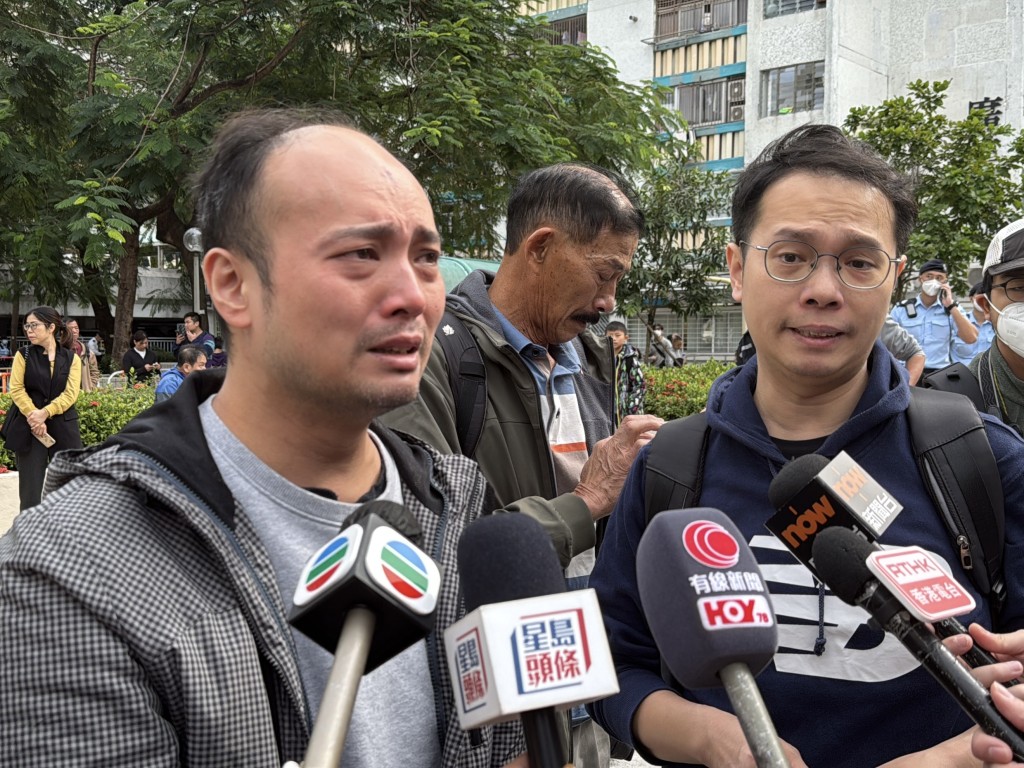 鍾先生焦急萬分,難掩憂心與難過。 鍾先生焦急萬分,難掩憂心與難過。