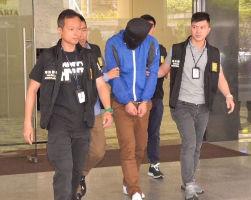 涉案司警被捕。