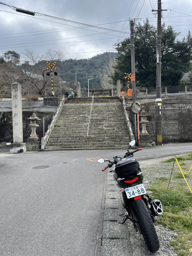 陶山神社是观光热点，因神社境内有列车通过而闻名。X@ALEZELOFighter