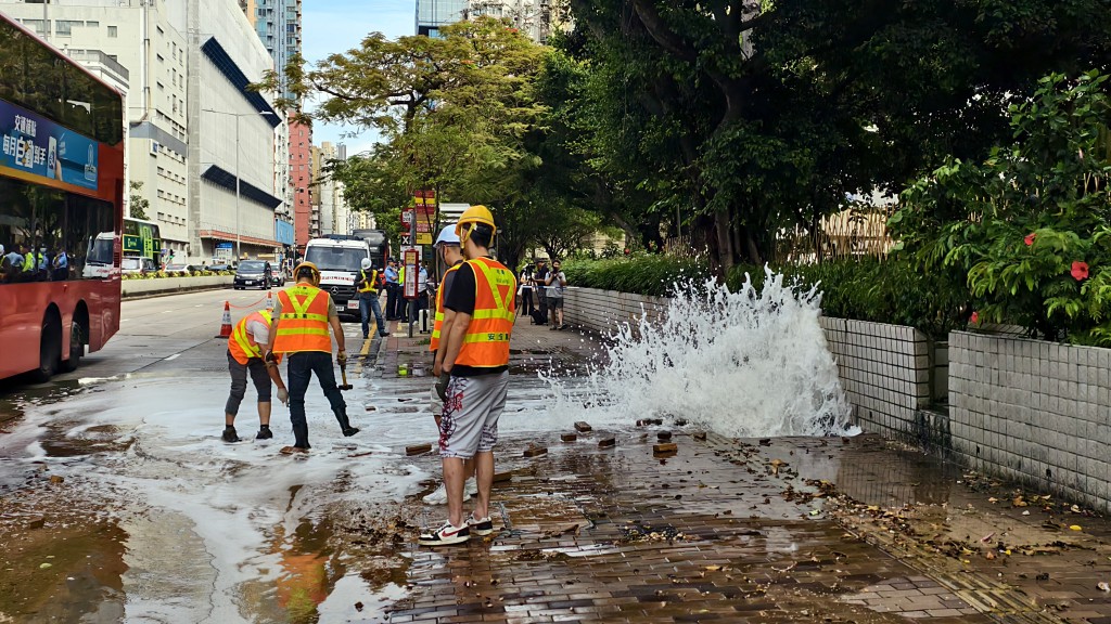 行人路湧出水泉。徐裕民攝 行人路湧出水泉。徐裕民攝