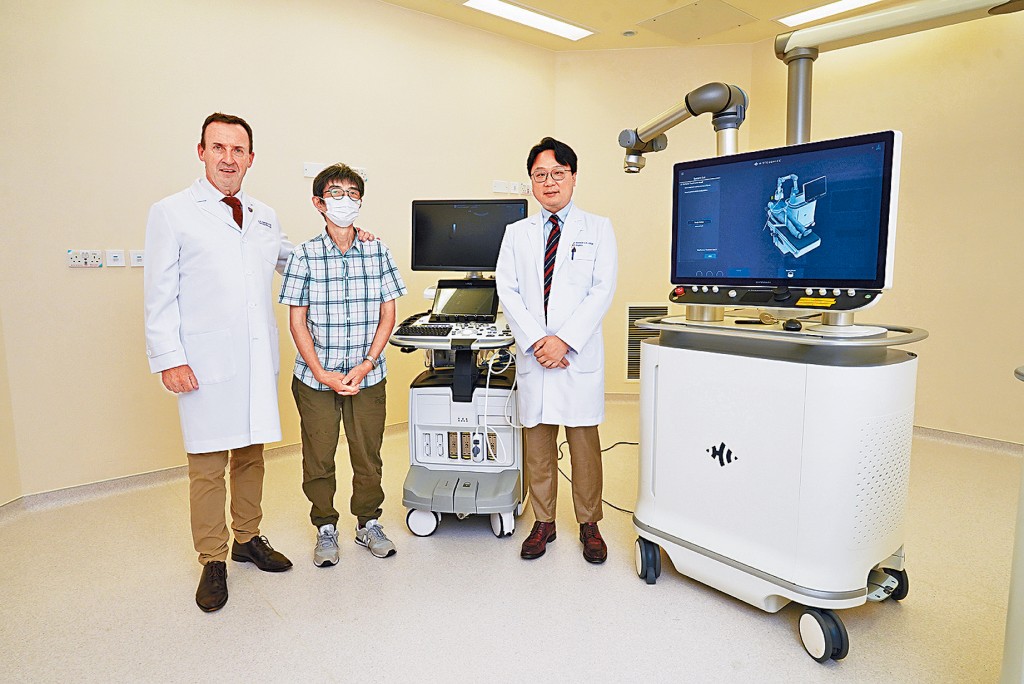 (左起)中大醫學院影像及介入放射學系系主任高士進、陳先生(化名),中大醫學院外科學系肝膽胰外科組主任竺兆豪。