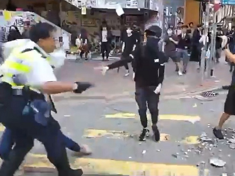 周柏均腹部中槍。資料圖片