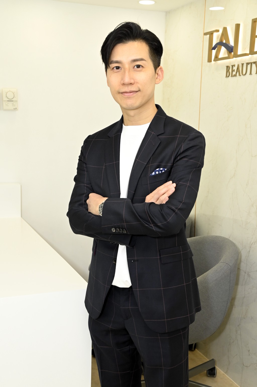 拥有15年专业化妆经验的Jeff Tang是明星御用化妆师。