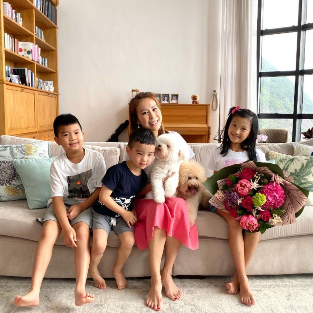 曹敏莉家有三個小朋友加兩隻愛犬。
