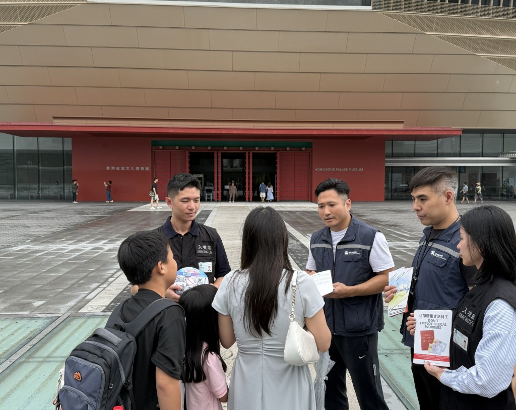 入境處及旅監局人員向市民及旅客派發宣傳單張，呼籲切勿聘用非法領隊或導遊。入境處圖片