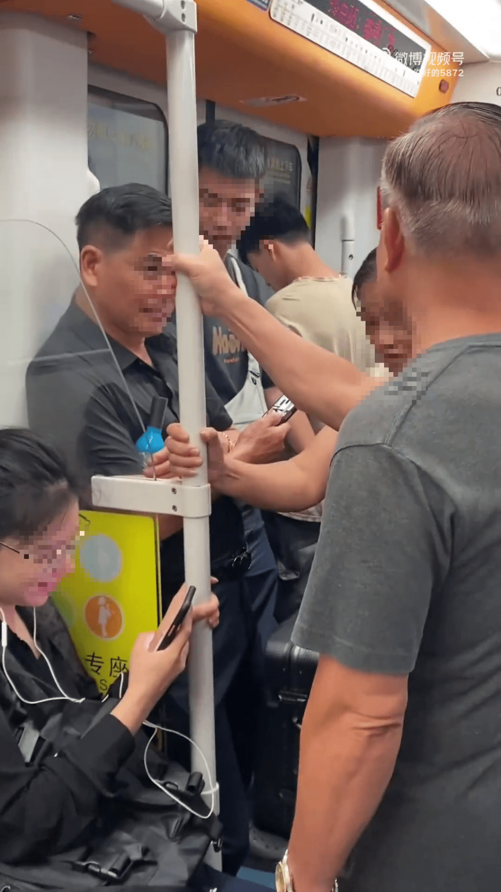 女乘客被長者要求讓座，大叔與婆婆在爭辯。