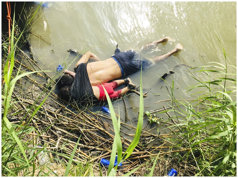 較早前一對游泳偷渡的父女溺死照片亦驚動全球。AP