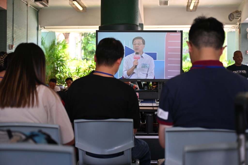 行政長官李家超今日(8月9日)率領司局長出席香港首份五年規劃及2026年《施政報告》的第二場地區諮詢會。蘇正謙攝 行政長官李家超今日(8月9日)率領司局長出席香港首份五年規劃及2026年《施政報告》的第二場地區諮詢會。蘇正謙攝