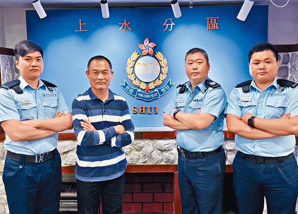 巴士司機林先生（左二）去年8月協助警方尋回迷途老人，負責搜索工作的警長楊永強（右二）、警員劉基藝（右一）及林銘諾（左一）讚揚他的熱心與機警。