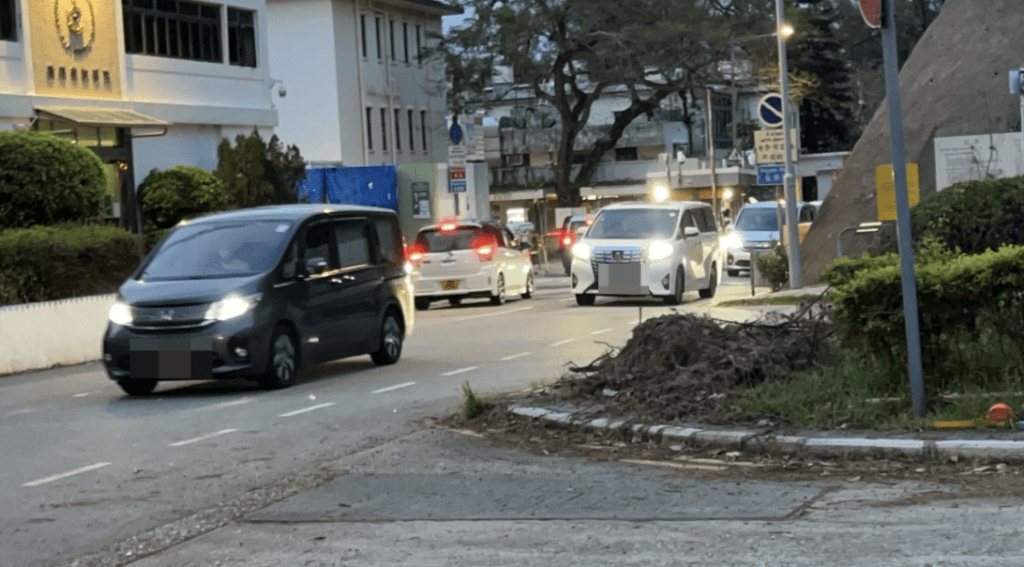 被囚在赤柱監獄的馮達浚及劉澤鋒,清晨由警方安排的便裝七人車接載離開。蔡楚輝攝 被囚在赤柱監獄的馮達浚及劉澤鋒,清晨由警方安排的便裝七人車接載離開。蔡楚輝攝