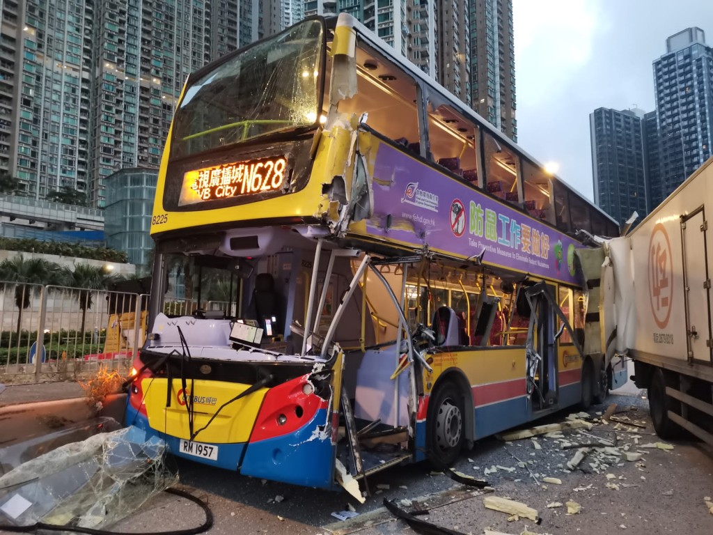 巴士損毀嚴重，貨車車尾亦損毀。讀者提供圖片