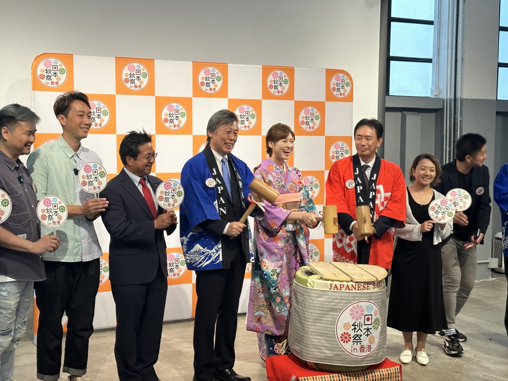 日本驻港总领事冈田健一（左四）、艺人吴业坤太太滨口爱子（左五）。何嘉敏摄
