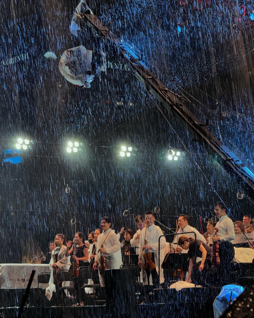 雨勢加劇，主持鄧家禮上台感謝觀眾冒雨捧場，更把壓軸樂曲：柴可夫斯基的《1812序曲》：終曲，並腰斬表演。