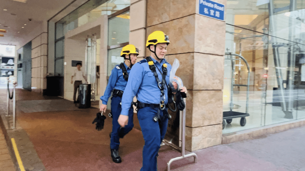 據了解,談判專家抵達前,男事主自行返回安全地點,消防人員收隊離開。蔡楚輝攝 據了解,談判專家抵達前,男事主自行返回安全地點,消防人員收隊離開。蔡楚輝攝
