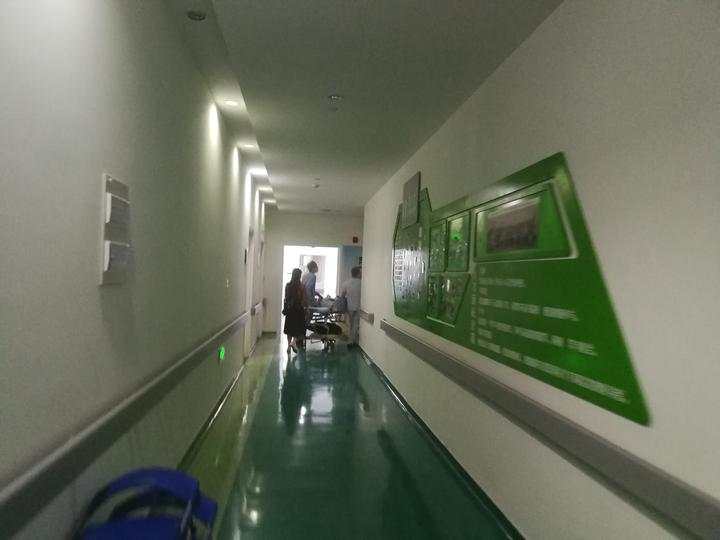 被推進手術室的小毛豆。網上圖片