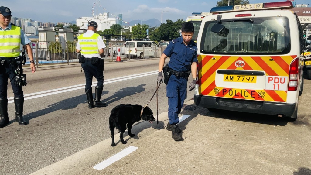 警员出动缉毒犬搜车。