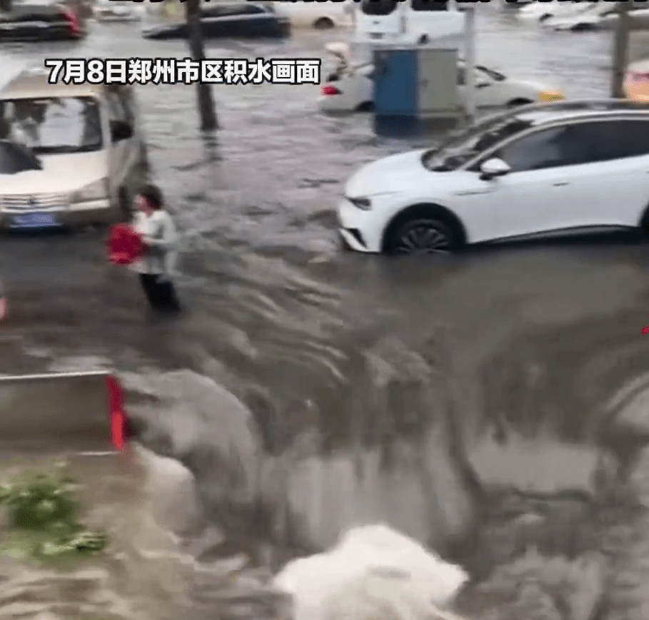 暴雨下的鄭州，水浸嚴重，馬路出現小瀑布。