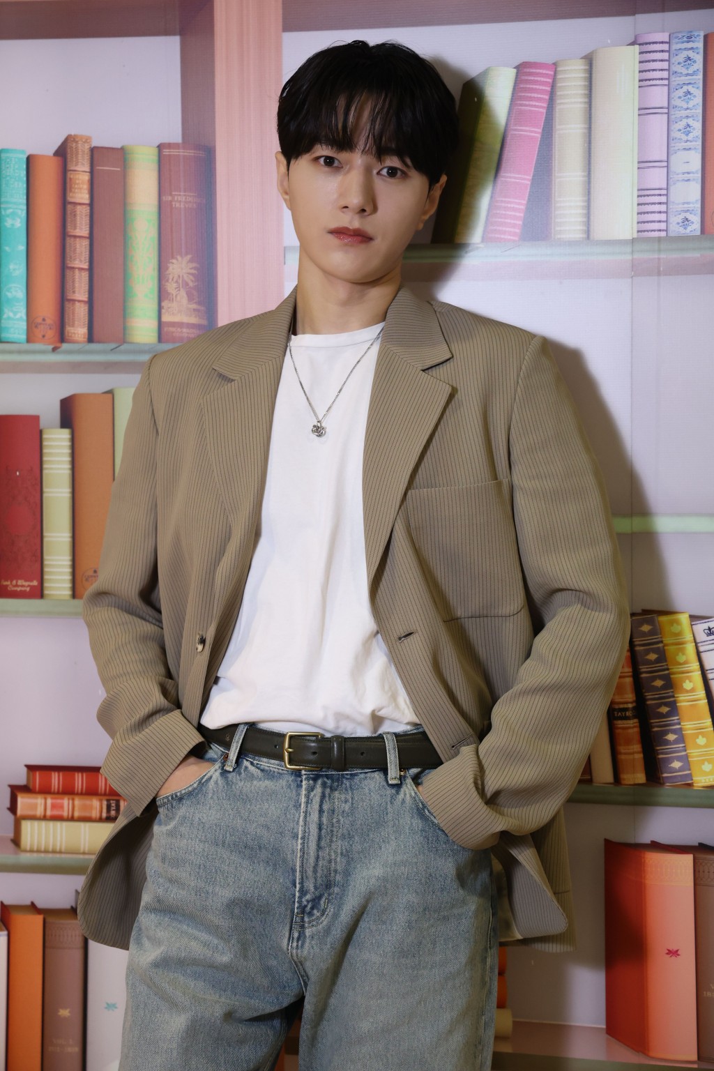 金明洙既愛演戲也愛唱歌，所以他也選不到較喜歡當演員還是歌手。