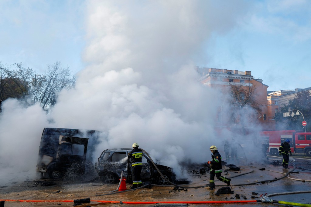 消防員將被炸汽車火勢撲滅，大量白煙冒出。AP