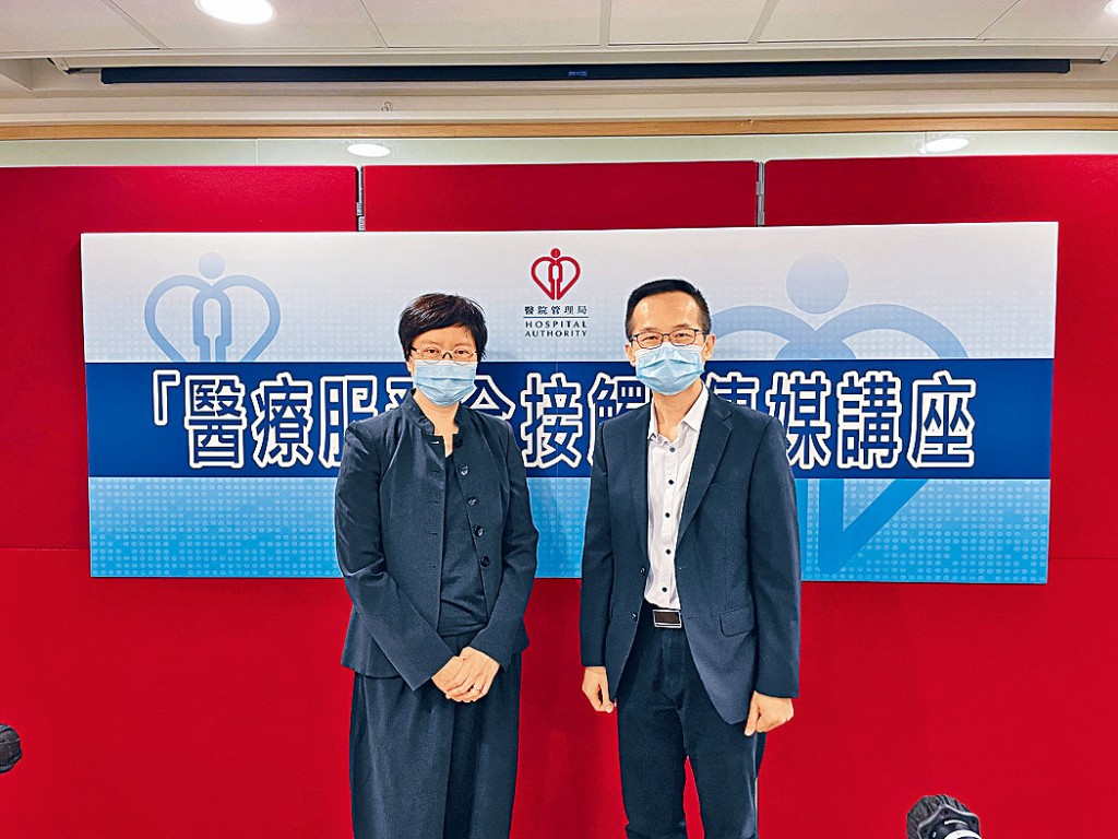 瑪嘉烈醫院傳染病中心醫務總監曾德賢(右)與九龍西醫院聯網部門經理胡潔瑩昨透露,新冠肺炎康復者的情況。