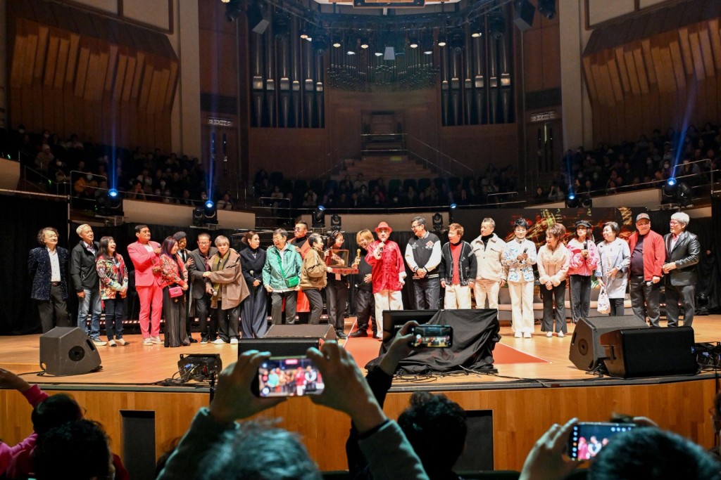所有表演嘉賓在台上和鵬哥合唱了一曲〈朋友〉,為演唱會畫上完美句號。 所有表演嘉賓在台上和鵬哥合唱了一曲〈朋友〉,為演唱會畫上完美句號。