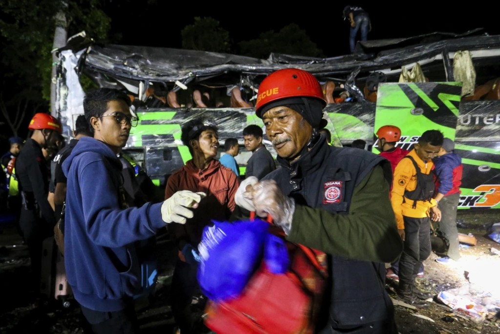 印尼高中校巴衝落山後嚴重損毀，導致11死53傷。美聯社