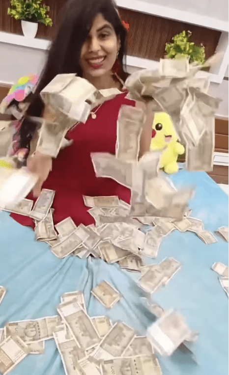印度炫富女网红家中遭洗劫。madhumithaaaaaaa_3154284@IG 印度炫富女网红家中遭洗劫。madhumithaaaaaaa_3154284@IG